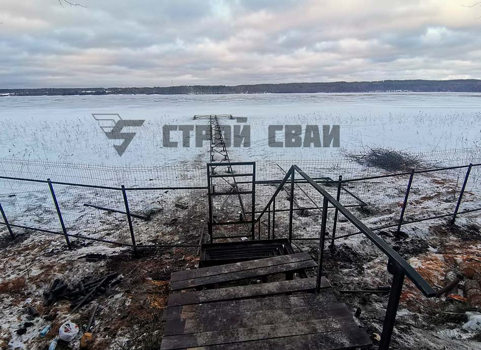 Причал на винтовых сваях на озере Нахимовское
