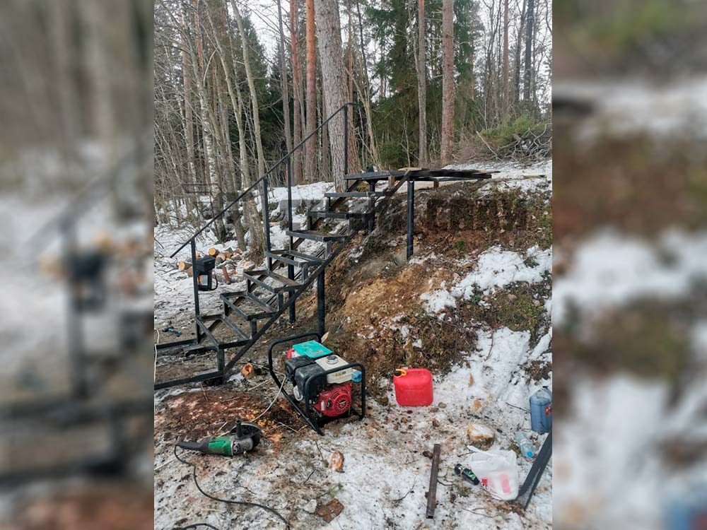 Лестница к причалу на винтовых сваях, озеро Нахимовское