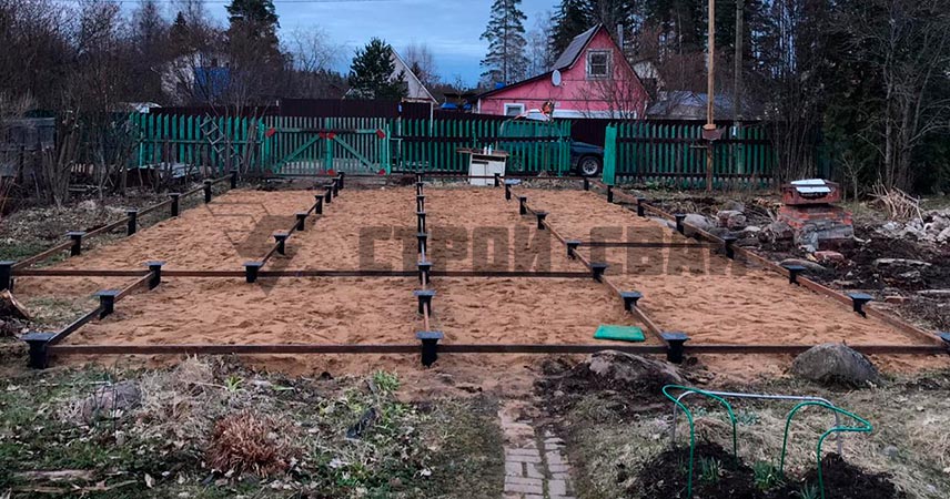 Завинчивание винтовых свай 108 мм под дом в деревне Орехово
