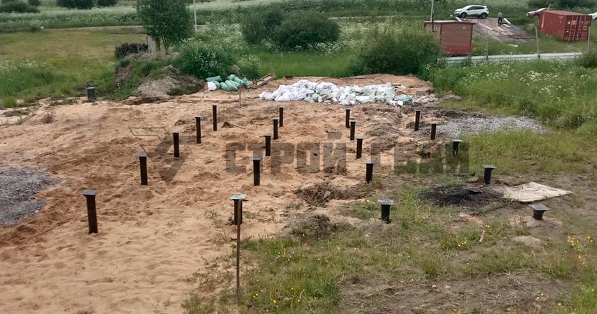 Закрутка винтовых свай 108 мм с оголовками в поселке Грузино Парк