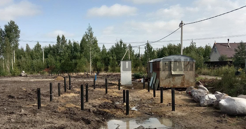 Закрутка винтовых свай под дом и сарай в поселке Синявино