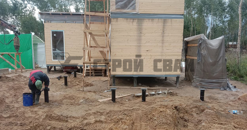 Монтаж винтовых свай под пристройку к дому в поселке Новое Сойкино