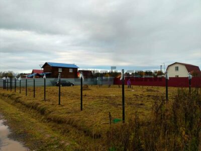 Забор из профнастила на винтовых сваях