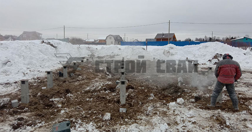 Свайный ЖБ фундамент под дом с верандой в поселке Пять Холмов